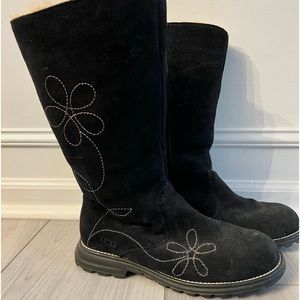 UGG Boots Women’s size 8. Black with tan interior. Like new! Zippered sides.